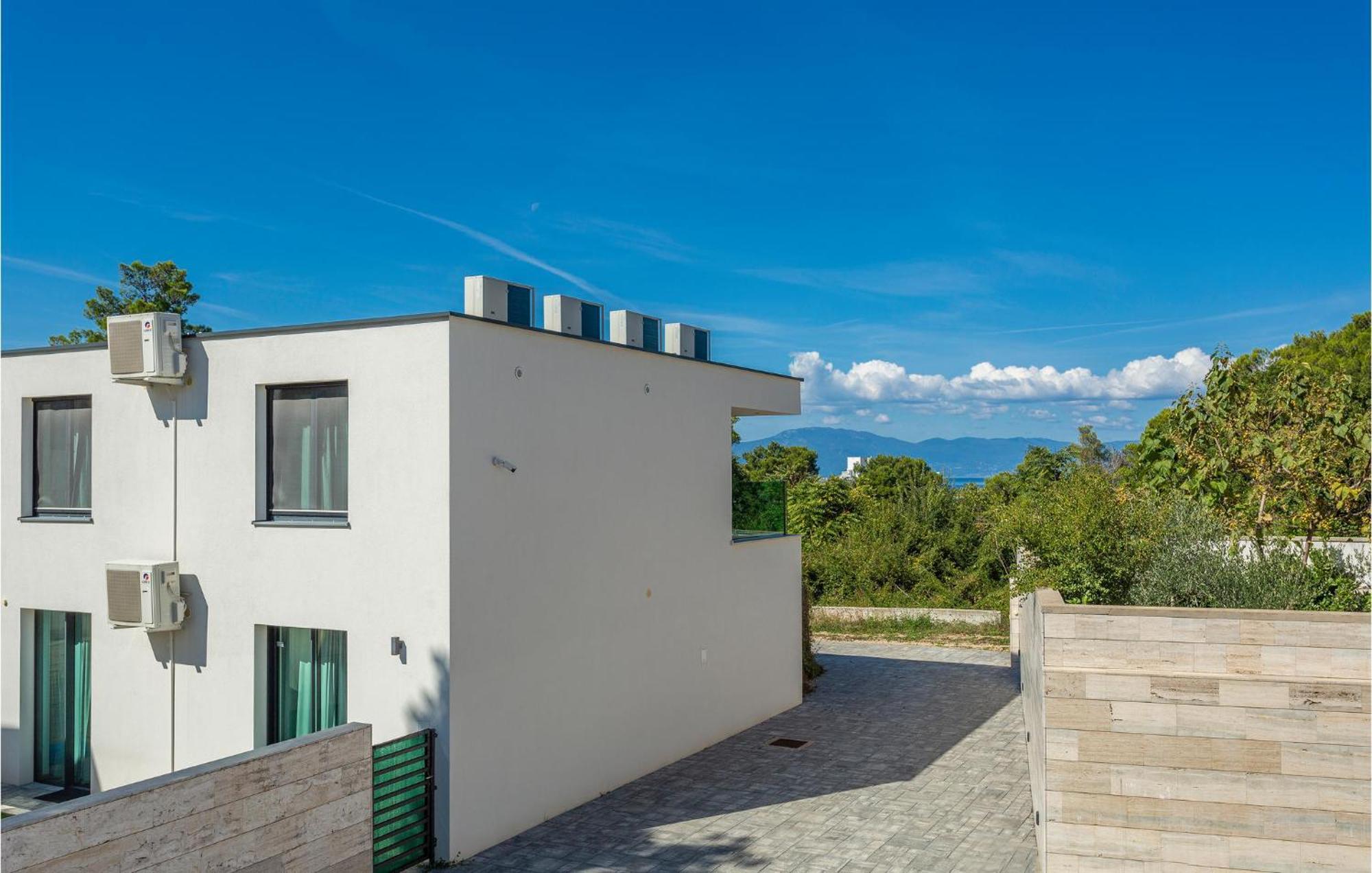 Stunning Apartment In Malinska With Kitchen Exterior foto
